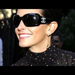 ***Authentic*** Vintage Women’s  Chanel Polarized Sunglasses w/Case.